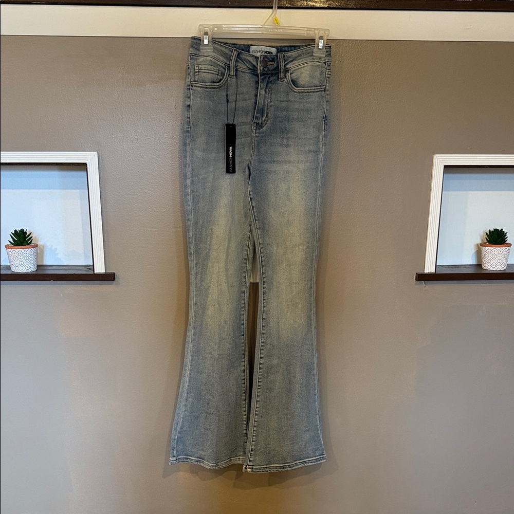 NWT Women's Fashion Nova Flare Jeans size 1
